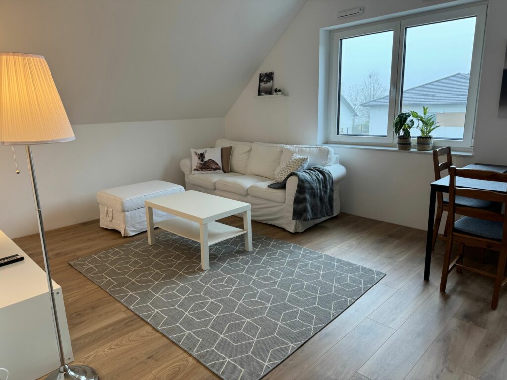 Helle Unterkunft für Geschäftsreisende bei Montabaur, Wohnbereich der Ferienwohnung Daubach